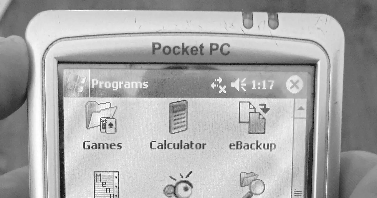 PDA Mio 168 DigiWalker con Windows Mobile 2003 mostrando el menú de programas en pantalla