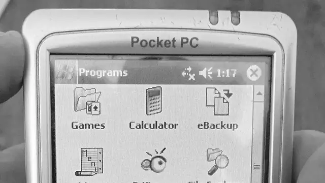 PDA Mio 168 DigiWalker con Windows Mobile 2003 mostrando el menú de programas en pantalla