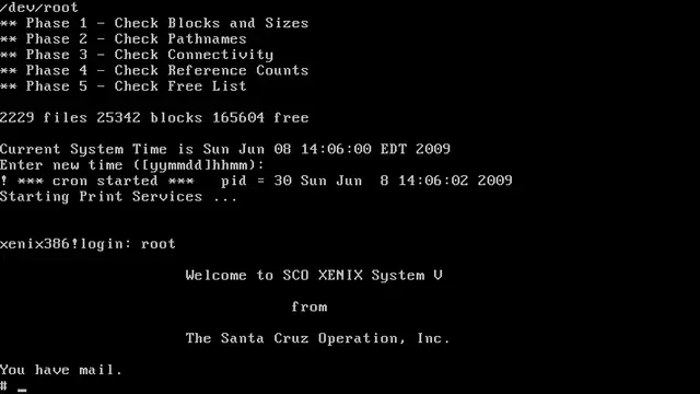 Pantalla de arranque de SCO Xenix System V ejecutándose en un emulador