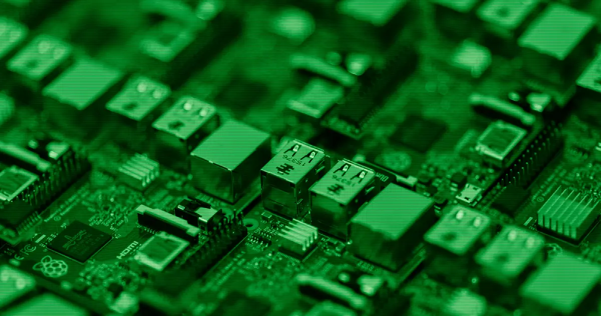 Primer plano de una placa Raspberry Pi con sus puertos y componentes