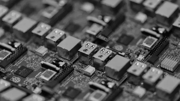 Primer plano de una placa Raspberry Pi con sus puertos y componentes